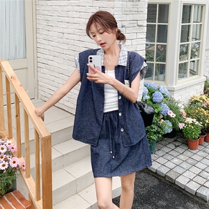 淡人复古格子拼接牛仔套装女2025夏季新款减龄无袖衬衫短裙两件套图片