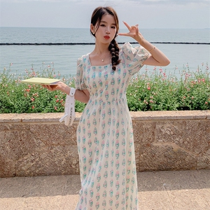 法式复古气质方领碎花连衣裙女2025夏季新款韩版收腰显瘦茶歇长裙图片