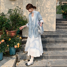 浅蓝色蕾丝拼接牛仔西装外套女2025春秋新款气质V领飘带西服上衣，女装短外套，2C201