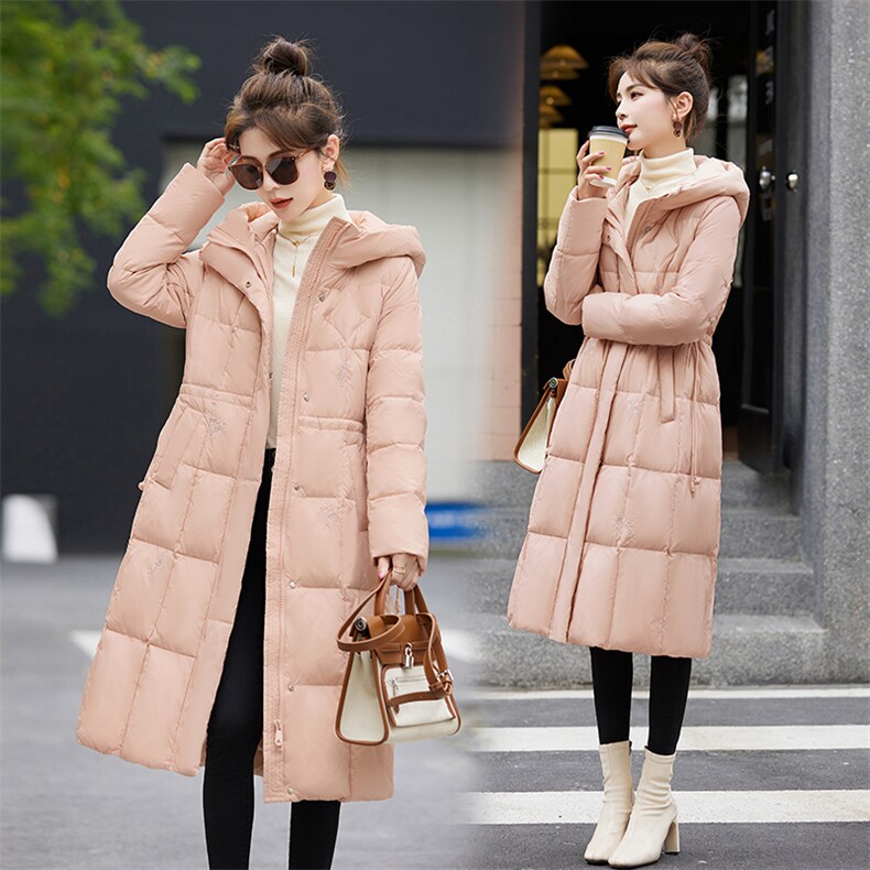 粉色高端刺绣长款羽绒服女2024冬新款加厚修身收腰过膝白鸭绒外套，女装羽绒服，贝蕾酷儿