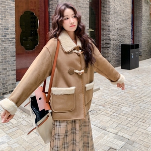 牛角扣羊羔绒外套女2025年冬季新款皮毛一体短款加厚保暖翻领上衣图片
