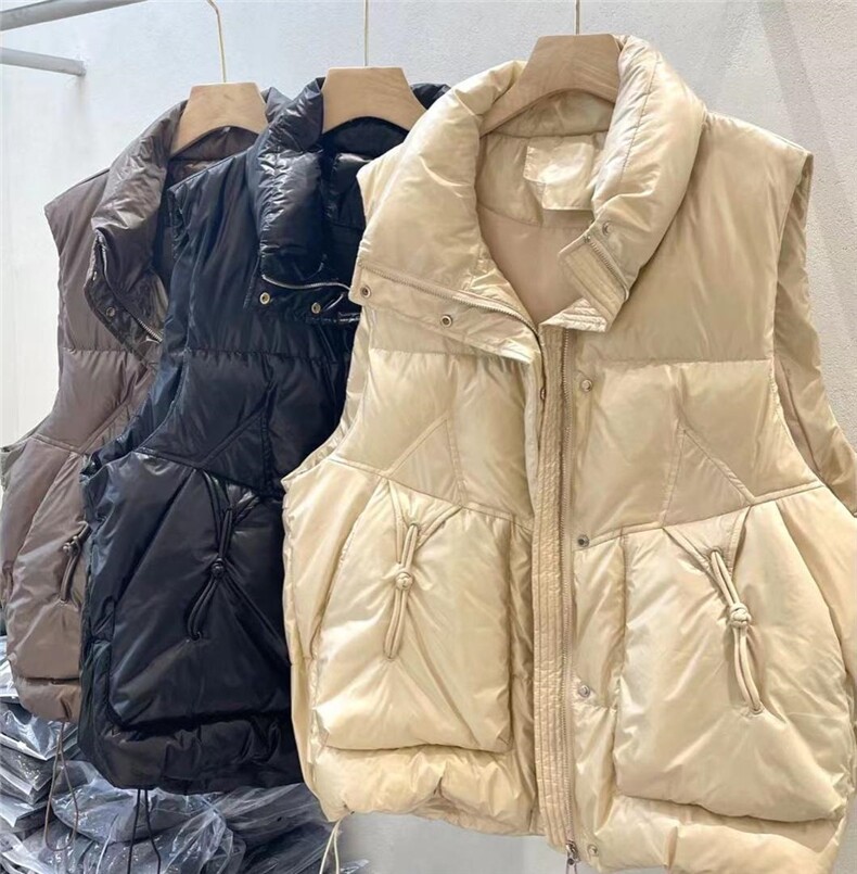 大批量羽绒马夹上市。有需要的客户可以来店选购。，女装马甲，莱莱