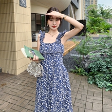 蓝色碎花无袖吊带连衣裙女夏2025新款流行绝美超火度假风少女感，女装连衣裙，红龙果