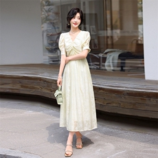 高级感连衣裙2024女装夏新款高端气质洋气女神范高腰显瘦裙子，女装连衣裙，流量+