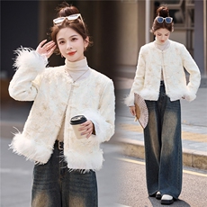 现货，2025年潮冬季真狐狸毛重工刺绣钉珠短款新中式羽绒服新款，女装羽绒服，艾仟回(原伊仟回)