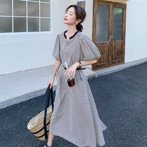 韩系时尚泡泡袖条纹连衣裙女2025夏季新款设计感洋气V领显瘦长裙图片