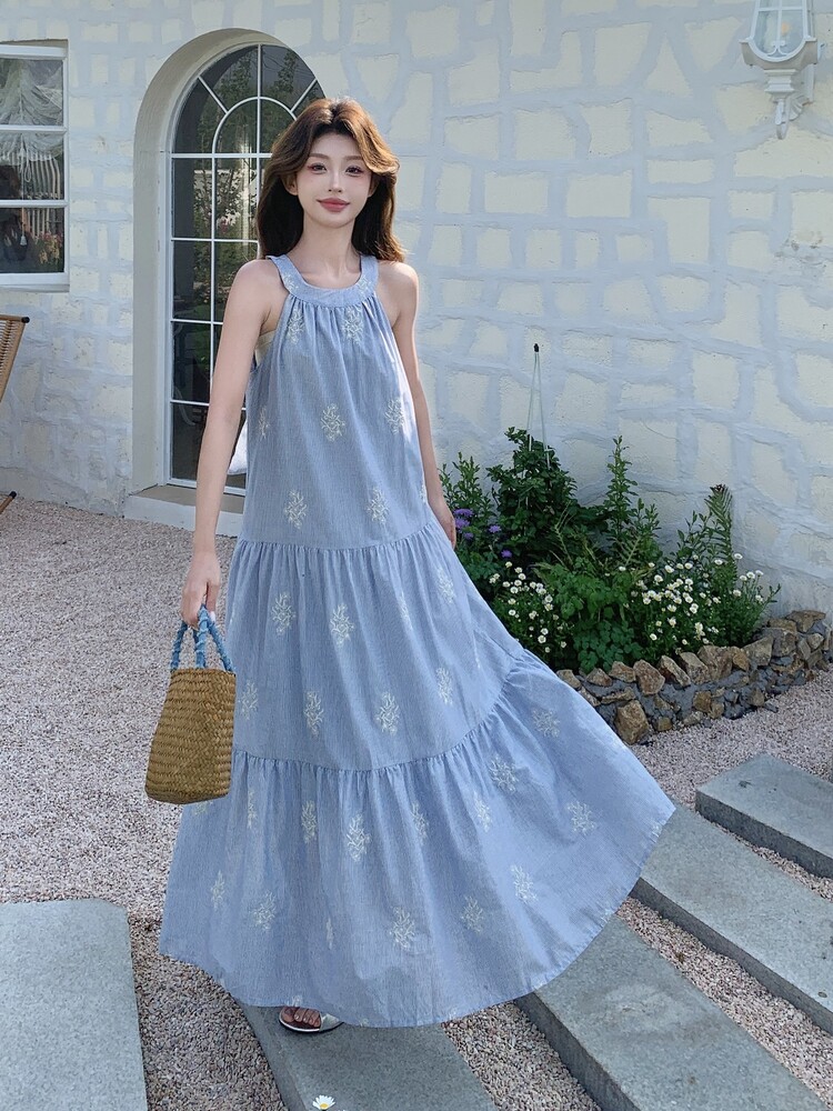 蓝色气质海边度假风绣花挂脖连衣裙女2025夏新款松弛感时尚A字裙,女装连衣裙,蝶眷