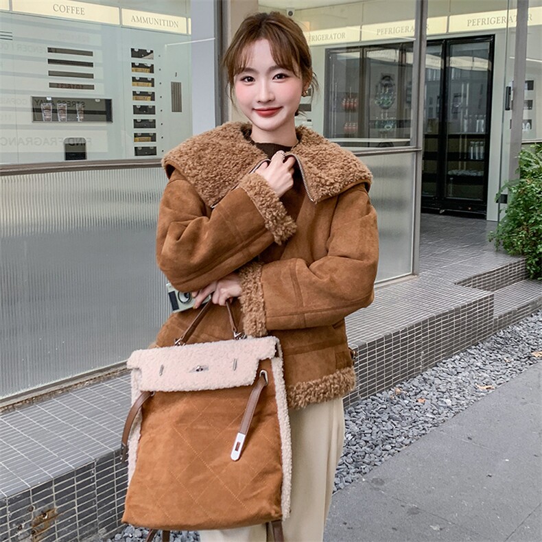 2024年冬季新款大翻领羊羔毛宽松短款三角扣皮毛一体外套，女装羊羔毛/颗粒绒，流量+