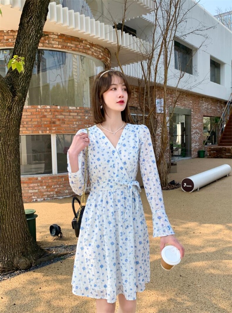 V领清新小碎花甜美可爱气质修身收腰显瘦刺绣短款连衣裙,女装连衣裙,荷塘月色