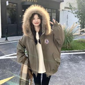 美式工装风毛领派克服女冬季保暖连帽外套军绿色加厚高级感羽绒服,棕色派克服内搭配图片图片