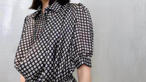 波点既可以体现女性的风情和浪漫，也可以让女性看起来更轻快娇俏，其它，听松