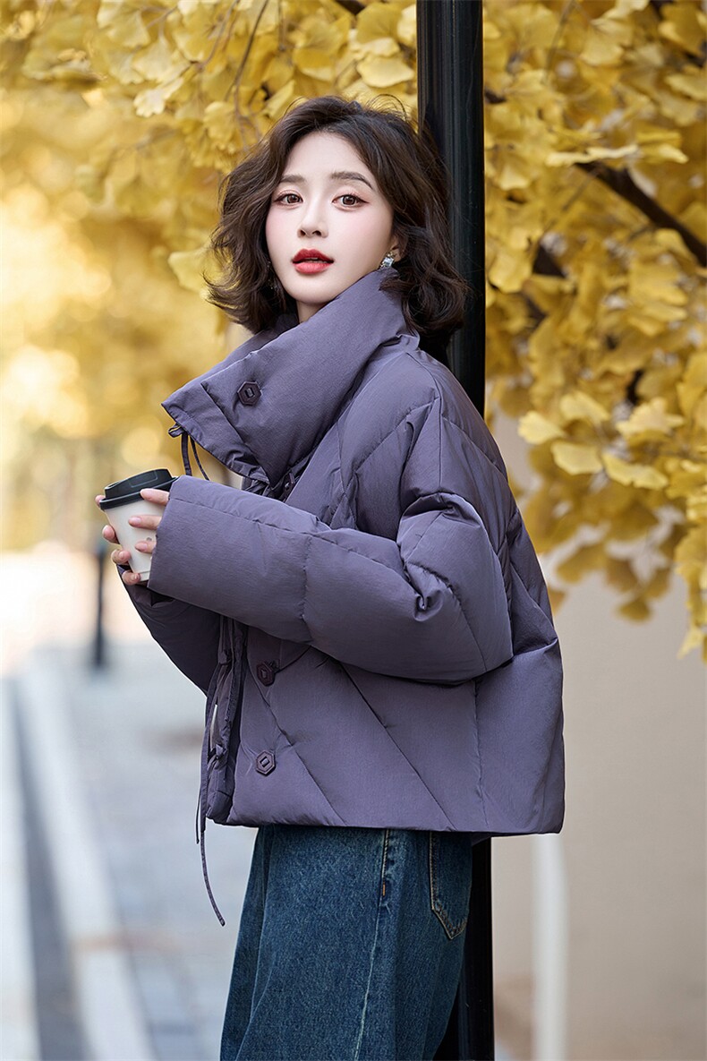 设计感紫色短款羽绒服女2024冬新款加厚保暖立领白鸭绒面包服外套,女装羽绒服,姿衣坊