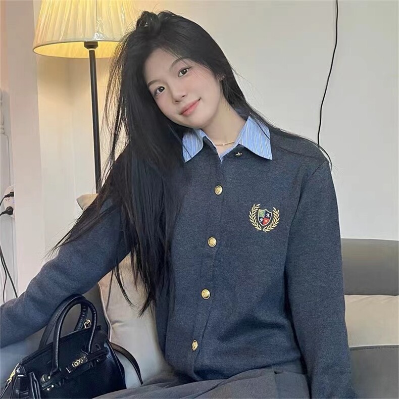 纯色2024年秋季圆领单排扣时尚羊毛衫,女装羊毛衫,德聚羊绒