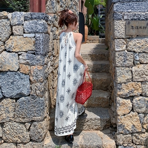 复古碎花度假风吊带连衣裙女2025夏季新款法式桔梗茶歇显瘦长裙子图片