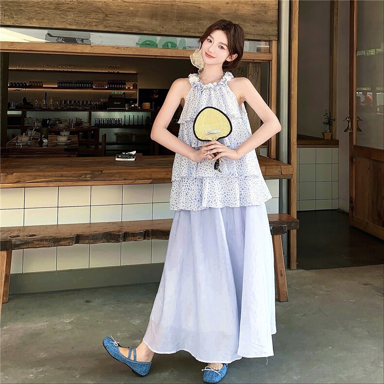 2025夏季新款韩系休闲浅蓝色度假风碎花挂脖上衣休闲半身裙两件套,女装连衣裙,2C267