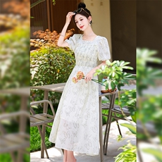 2025夏季新款方领短袖女高级感茶歇精致收腰显瘦长裙，女装连衣裙，超帛