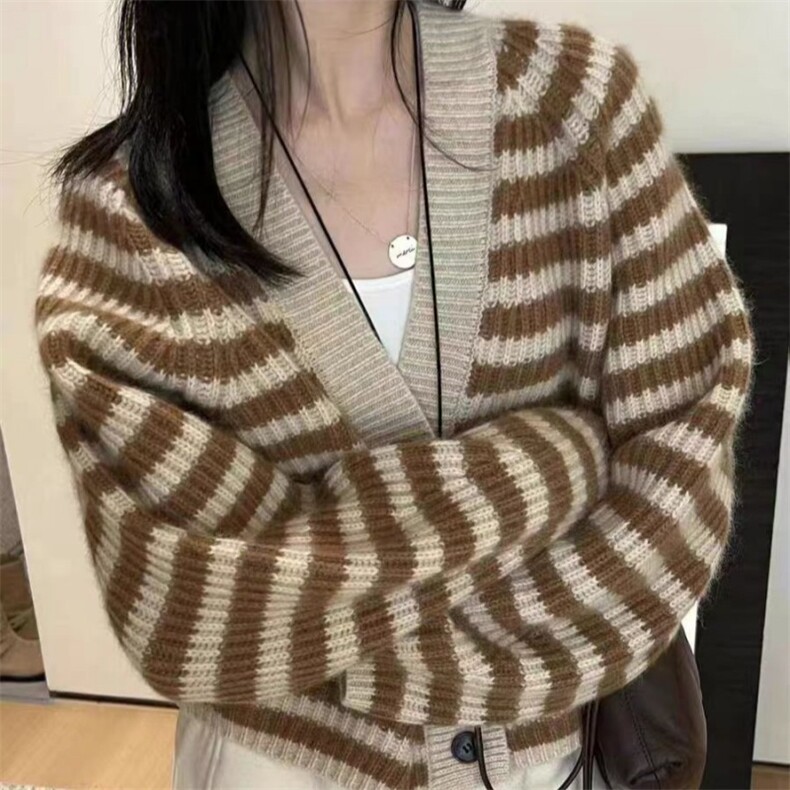 时尚条纹羊毛开衫女秋冬季新款宽松显瘦长袖单排扣针织衫外套图片
