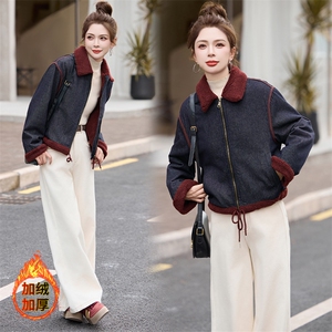 时尚拼接翻领加绒牛仔短外套女2024冬季新款小个子休闲仿羊羔毛棉服图片