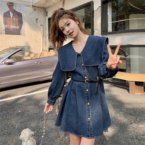 学院风牛仔连衣裙女春夏秋2025新款超火好看高级甜美风娃娃领短裙图片
