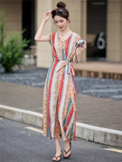 度假风条纹印花连衣裙女2025夏新款时尚V领钉珠绑带收腰气质长裙，女装连衣裙，韩宇舍