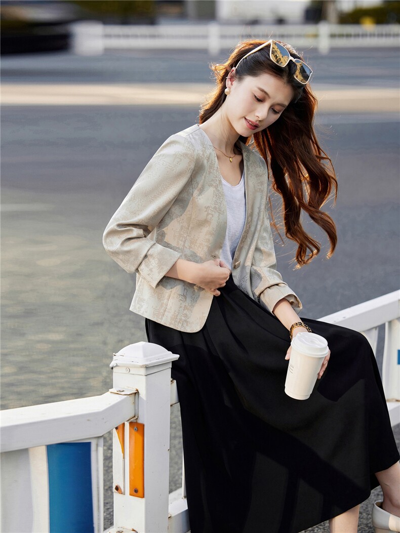 时尚气质小香风外套女春秋2025新款小个子修身显瘦减龄V领短上衣,女装短外套,婵米儿