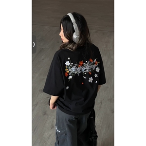 网图有货夏季手写花卉刺绣短袖T恤男女情侣设计感上衣A481-P35,长款牛仔裙搭配上衣图图片
