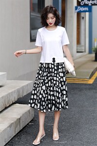2021夏季新款简约时尚气质圆领T恤+宽松休闲舒适半身裙两件套图片