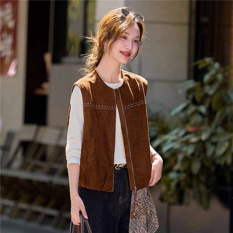 美拉德麂皮圆领马甲女2026秋季新款明线刺绣宽松坎肩外套,女装马甲,梦懿尔
