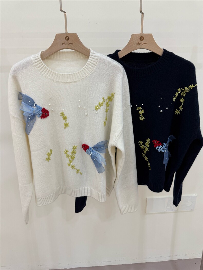 2025年秋季时尚金鱼刺绣手工勾花圆领套头，女装羊绒衫，巧奈羊绒