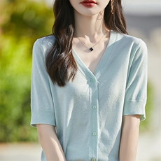 淡绿色