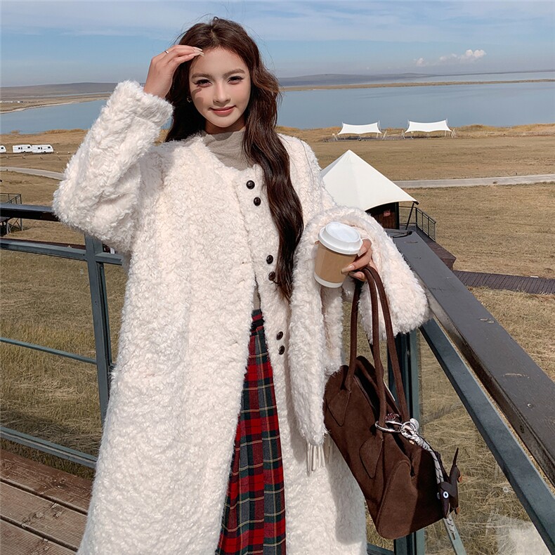 超好看白色皮毛一体羊羔毛外套女冬高级感长款皮草围巾大衣年轻款，女装羊绒大衣，浙宝305