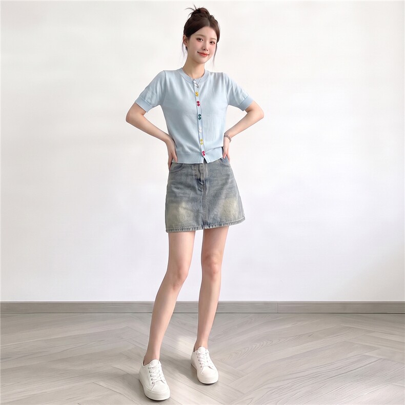 欧货时尚设计感套装女夏新款圆领彩色纽扣针织衫短袖牛仔裙两件套图片 欧货时尚设计感套装女夏新款圆领彩色纽扣针织衫短袖牛仔裙两件套图片