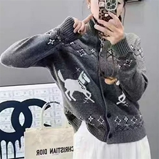 2026年秋季时尚百搭双马刺绣立领开衫，女装针织衫/毛衣，萱芳婷羊绒