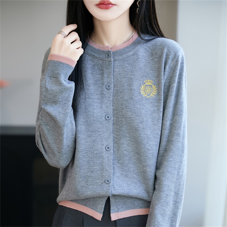 高级灰针织开衫女短外套2025新款刺绣洋气拼色假两件毛衣外搭上衣,针织衫/毛衣,郡淞羊绒