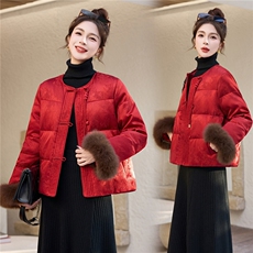 新中式2025年冬季新年主推款盘扣提花暗纹可拆卸真狐狸袖毛羽绒服，女装羽绒服，乐吉娜