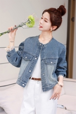 2025新款韩版减龄时尚宽松短款牛仔外套女蕾丝花边袖拼接圆领口袋，女装牛仔外套，星宇服饰