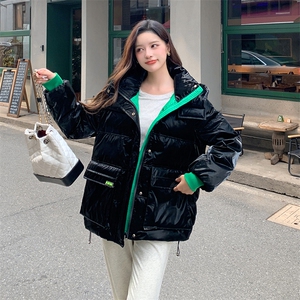 【现货】黑色亮面短款羽绒服女90白鸭绒保暖时尚连帽外套图片