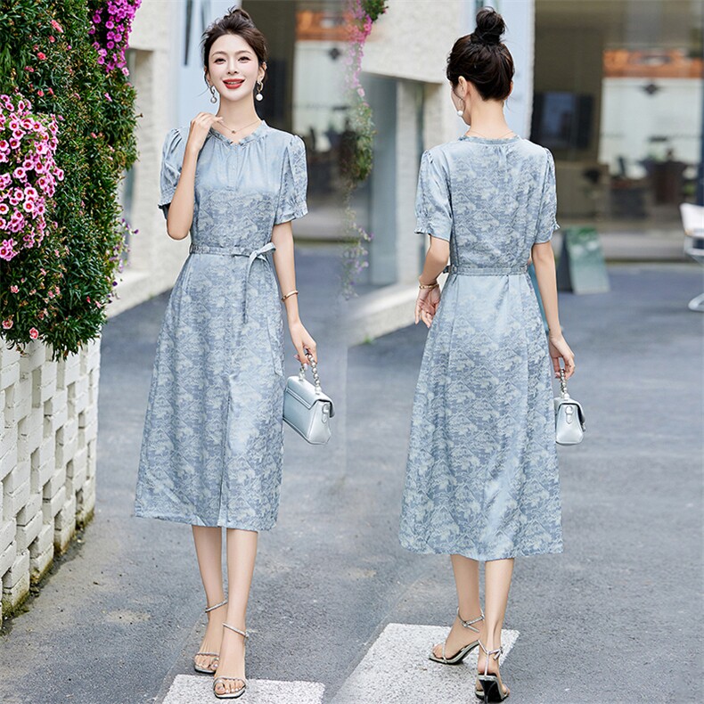 2024夏季新款蓝色提花连衣裙高级感宽松修身显瘦小个子时尚气质，女装连衣裙，魅丽静蓝