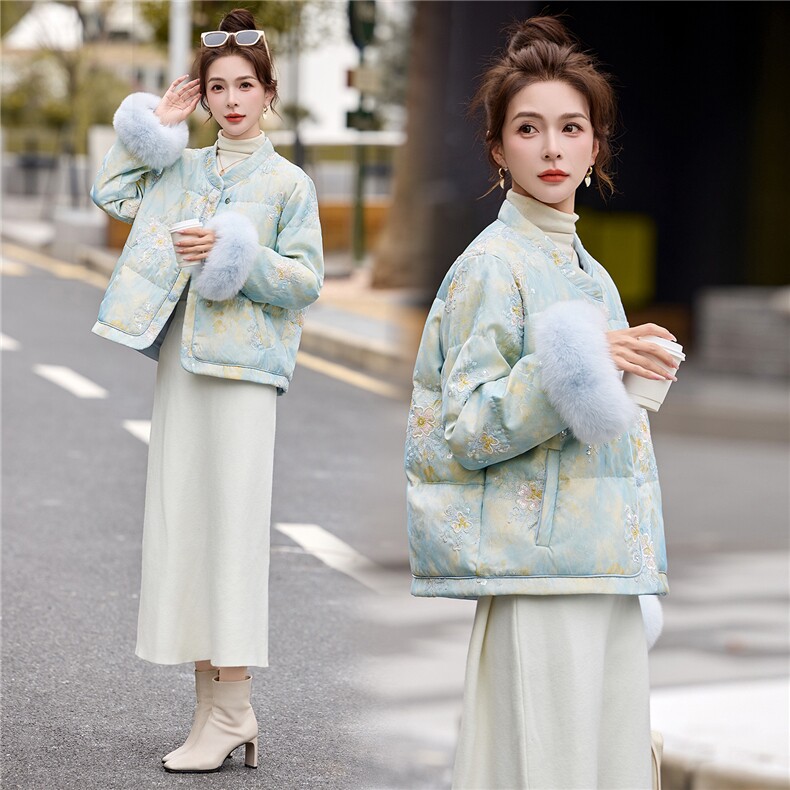 现货。2025年潮冬季真狐狸毛重工刺绣短款新中式羽绒服新款,女装羽绒服,伊仟回