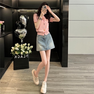 韩系温柔风时尚运动休闲套装女夏圆领彩色纽扣上衣牛仔短裙两件套图片