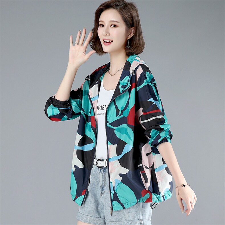 2022年夏季抽象图案薄款宽松型连帽长袖拉链防晒服外套,女装防晒衣,依倍林