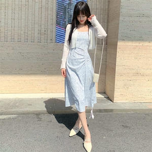 现货2024年春季网红女新款吊带碎花连衣裙加披肩针织两件套图片