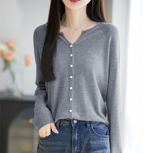 25春夏薄款V领卷边针织开衫女精纺羊毛纯色长袖毛衣宽松休闲上衣图片