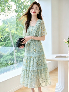 法式减龄小碎花连衣裙女2026夏新款修身收腰度假风气质长裙图片
