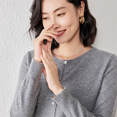 2025年春季修身型常规单件长袖开衫圆领单排扣时尚百搭，女装羊绒衫，春贝羊绒