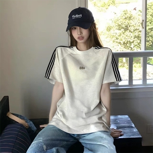 抖音得物品质二开240克宽松纯棉美式潮牌印花三条杠中性风短袖T恤图片