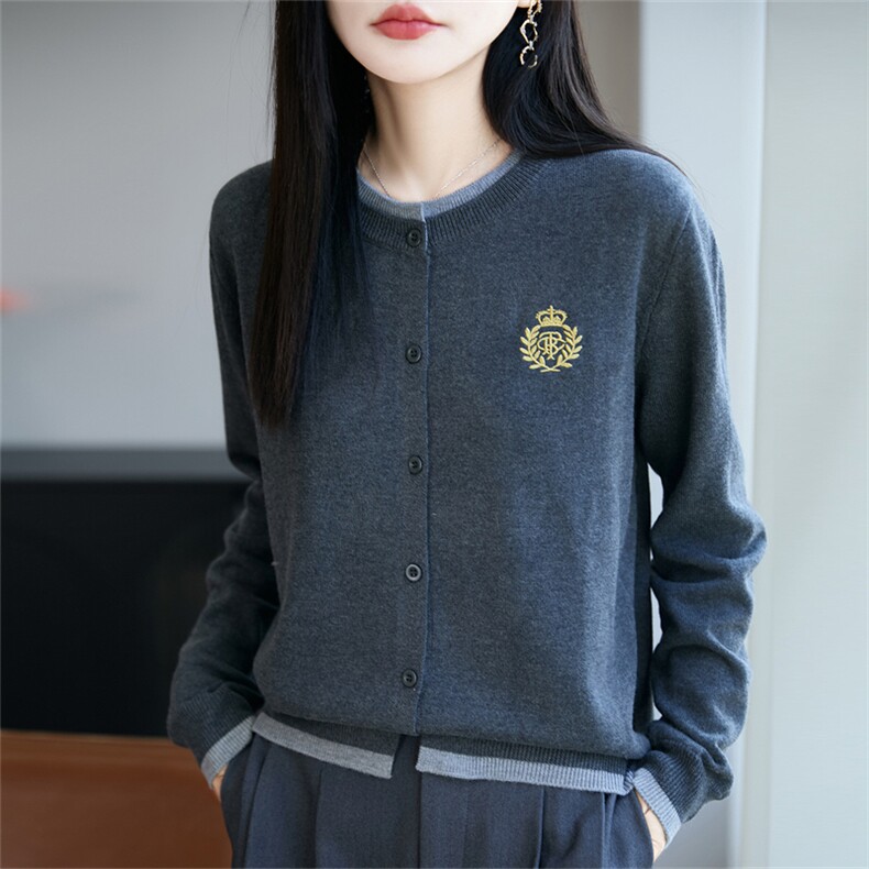 高级灰针织开衫女短外套2025新款刺绣洋气拼色假两件毛衣外搭上衣,针织衫/毛衣,郡淞羊绒