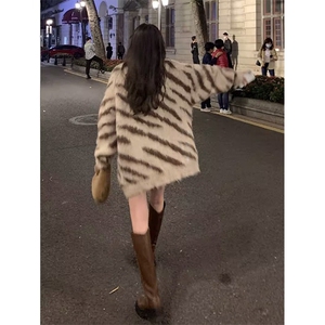 秋冬水貂绒条纹毛衣男圆领套头休闲潮牌日系复古痞帅青少年针织衫图片