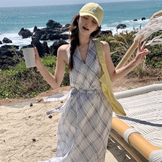 氛围感无袖挂脖格纹连衣裙女2025夏季新款韩系度假风收腰显瘦长裙，女装连衣裙，浙宝305