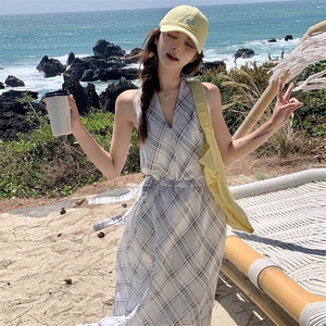 氛围感无袖挂脖格纹连衣裙女2025夏季新款韩系度假风收腰显瘦长裙图片
